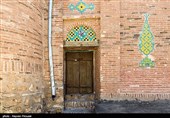 با توجه به کاشی کاری‌های این مسجد که بیشتر به اواخر افشاریه و اوایل زندیه مربوط و خصوصیات آن دوران را دارد، می‌توان گفت که بنا مربوط به دوره افشاریه است. این مسجد در سال 1378 با شماره ثبتی 2600، جزو آثار ملی کشور ثبت شده است.