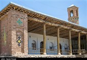 با توجه به کاشی کاری‌های این مسجد که بیشتر به اواخر افشاریه و اوایل زندیه مربوط و خصوصیات آن دوران را دارد، می‌توان گفت که بنا مربوط به دوره افشاریه است. این مسجد در سال 1378 با شماره ثبتی 2600، جزو آثار ملی کشور ثبت شده است.