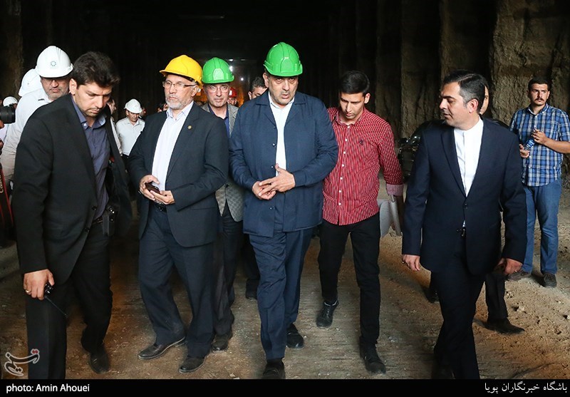 پیروز حناچی شهردار تهران در محل پروژه  اتصال جبهه های حفاری شمالی و جنوبی تونل استاد معین