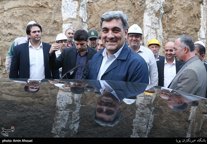 پیروز حناچی شهردار تهران در محل پروژه  اتصال جبهه های حفاری شمالی و جنوبی تونل استاد معین