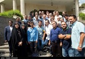 عکس یادگاری خبرنگاران با اسحاق جهاگیری به مناسبت روز خبرنگار