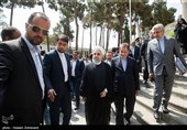 حسن روحانی رئیس جمهور به همراه اعضای هیئت دولت در جمع خبرنگاران