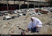 جمع آوری سنگ توسط حجاج برای رمی جمرات