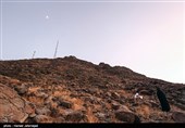 جمع آوری سنگ توسط حجاج برای رمی جمرات