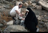 جمع آوری سنگ توسط حجاج برای رمی جمرات