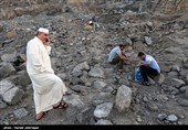 جمع آوری سنگ توسط حجاج برای رمی جمرات