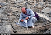 جمع آوری سنگ توسط حجاج برای رمی جمرات