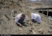 جمع آوری سنگ توسط حجاج برای رمی جمرات