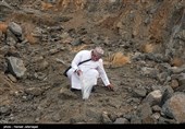 جمع آوری سنگ توسط حجاج برای رمی جمرات