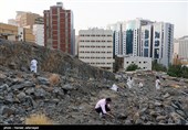 جمع آوری سنگ توسط حجاج برای رمی جمرات
