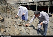 جمع آوری سنگ توسط حجاج برای رمی جمرات