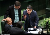 محمد عزیزی نماینده ابهر که به دلیل اتهام اخلال در بازار خودرو بازداشت شده بود در حال گفت‌وگو با جمعی از نمایندگان است