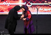 اهدای تندیس بهترین بازیگر مکمل زن بیست و یکمین جشن خانه سینما به فرشته صدرعرفایی برای فیلم "شبی که ماه کامل شد"