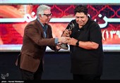 اهدای تندیس بهترین بازیگر مکمل مرد بیست و یکمین جشن خانه سینما به فرهاد اصلانی برای فیلم "مغزهای کوچک زنگ‌زده" توسط مسعود رایگان