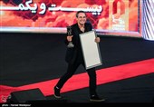 اهدای تندیس بهترین طراحی صحنه بیست و یکمین جشن خانه سینما به کیوان مقدم برای فیلم "غلامرضا تختی"