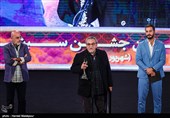 اهدای تندیس بهترین صداگذاری بیست و یکمین جشن خانه سینما به امیرحسین قاسمی برای فیلم "تنگه ابوقریب"