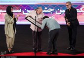 ادای احترام ایمان امیدواری برنده تندیس بهترین چهره‌پردازی به مسعود ولدبیگی چهره‌پرداز پیشکسوت