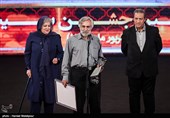 اهدای تندیس بهترین جلوه‌های ویژه میدانی بیست و یکمین جشن خانه سینما به محسن روزبهانی برای فیلم "تنگه ابوقریب"