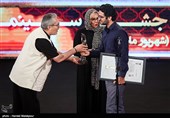 اهدای تندیس بهترین جلوه‌های ویژه بصری بیست و یکمین جشن خانه سینما به جواد مطوری برای فیلم "سرخپوست" توسط شاهرخ فروتنیان