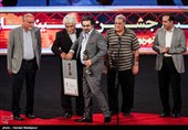 اهدای تندیس بهترین فیلم بیست و یکمین جشن خانه سینما به مجید مطلبی تهیه‌کننده فیلم "سرخپوست"
