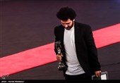 اهدای تندیس بهترین کارگردانی بیست و یکمین جشن خانه سینما به سعید روستایی برای فیلم "متری شیش‌ونیم"