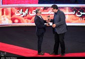 اهدای تندیس بهترین فیلمنامه بیست و یکمین جشن خانه سینما به محسن امیریوسفی برای فیلم "آشغال‌های دوست داشتنی" توسط فرهاد توحیدی