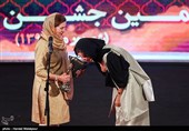 اهدای تندیس بهترین بازیگر زن بیست و یکمین جشن خانه سینما به سارا بهرامی برای فیلم "دارکوب" توسط فاطمه معتمدآریا
