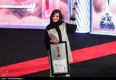 اهدای تندیس بهترین بازیگر زن بیست و یکمین جشن خانه سینما به سارا بهرامی برای فیلم "دارکوب"