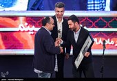 اهدای تندیس بهترین بازیگر مرد بیست و یکمین جشن خانه سینما به نوید محمدزاده برای فیلم "سرخپوست" توسط مازیار میری