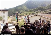  هنگام شکل گیری دسته‌ها، ابتدا علم و پرچم‌ ها را پیشاپیش دسته به حرکت درمی‌آورند و پشت سر آنان سینه زنان به صورت دایره وار به حرکت خود ادامه می‌دهند و پشت سر مردان، زنان و کودکان حرکت می‌کنند و اشعاری که از سوی مرثیه خوانان خوانده می‌شود، به طور هم صدا می‌خوانند. 