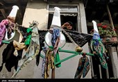 دسته به هر خانه‌ای که می‌رسند اگر اهالی آن خانه نذری داشته باشند، دستمال، روسری و یا شالی به علم می‌بندند و اسفند دود می‌کنند که به این کار علم بندان می‌گویند، هم چنین برخی از خانواده‌ها اگر نذر داشته باشند، به هنگام ورود علم گوسفند قربانی می‌کنند. 
