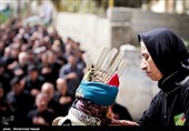 دسته به هر خانه‌ای که می‌رسند اگر اهالی آن خانه نذری داشته باشند، دستمال، روسری و یا شالی به علم می‌بندند و اسفند دود می‌کنند که به این کار علم بندان می‌گویند، هم چنین برخی از خانواده‌ها اگر نذر داشته باشند، به هنگام ورود علم گوسفند قربانی می‌کنند. 