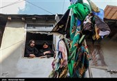 دسته به هر خانه‌ای که می‌رسند اگر اهالی آن خانه نذری داشته باشند، دستمال، روسری و یا شالی به علم می‌بندند و اسفند دود می‌کنند که به این کار علم بندان می‌گویند، هم چنین برخی از خانواده‌ها اگر نذر داشته باشند، به هنگام ورود علم گوسفند قربانی می‌کنند. 