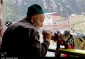 دسته به هر خانه‌ای که می‌رسند اگر اهالی آن خانه نذری داشته باشند، دستمال، روسری و یا شالی به علم می‌بندند و اسفند دود می‌کنند که به این کار علم بندان می‌گویند، هم چنین برخی از خانواده‌ها اگر نذر داشته باشند، به هنگام ورود علم گوسفند قربانی می‌کنند. 