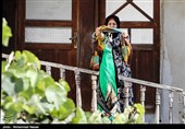 دسته به هر خانه‌ای که می‌رسند اگر اهالی آن خانه نذری داشته باشند، دستمال، روسری و یا شالی به علم می‌بندند و اسفند دود می‌کنند که به این کار علم بندان می‌گویند، هم چنین برخی از خانواده‌ها اگر نذر داشته باشند، به هنگام ورود علم گوسفند قربانی می‌کنند. 
