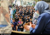  هنگام شکل گیری دسته‌ها، ابتدا علم و پرچم‌ ها را پیشاپیش دسته به حرکت درمی‌آورند و پشت سر آنان سینه زنان به صورت دایره وار به حرکت خود ادامه می‌دهند و پشت سر مردان، زنان و کودکان حرکت می‌کنند و اشعاری که از سوی مرثیه خوانان خوانده می‌شود، به طور هم صدا می‌خوانند. 