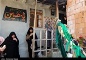 دسته به هر خانه‌ای که می‌رسند اگر اهالی آن خانه نذری داشته باشند، دستمال، روسری و یا شالی به علم می‌بندند و اسفند دود می‌کنند که به این کار علم بندان می‌گویند، هم چنین برخی از خانواده‌ها اگر نذر داشته باشند، به هنگام ورود علم گوسفند قربانی می‌کنند. 