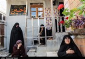 دسته به هر خانه‌ای که می‌رسند اگر اهالی آن خانه نذری داشته باشند، دستمال، روسری و یا شالی به علم می‌بندند و اسفند دود می‌کنند که به این کار علم بندان می‌گویند، هم چنین برخی از خانواده‌ها اگر نذر داشته باشند، به هنگام ورود علم گوسفند قربانی می‌کنند. 