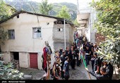  هنگام شکل گیری دسته‌ها، ابتدا علم و پرچم‌ ها را پیشاپیش دسته به حرکت درمی‌آورند و پشت سر آنان سینه زنان به صورت دایره وار به حرکت خود ادامه می‌دهند و پشت سر مردان، زنان و کودکان حرکت می‌کنند و اشعاری که از سوی مرثیه خوانان خوانده می‌شود، به طور هم صدا می‌خوانند. 