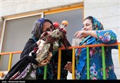 دسته به هر خانه‌ای که می‌رسند اگر اهالی آن خانه نذری داشته باشند، دستمال، روسری و یا شالی به علم می‌بندند و اسفند دود می‌کنند که به این کار علم بندان می‌گویند، هم چنین برخی از خانواده‌ها اگر نذر داشته باشند، به هنگام ورود علم گوسفند قربانی می‌کنند. 