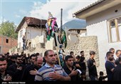  هنگام شکل گیری دسته‌ها، ابتدا علم و پرچم‌ ها را پیشاپیش دسته به حرکت درمی‌آورند و پشت سر آنان سینه زنان به صورت دایره وار به حرکت خود ادامه می‌دهند و پشت سر مردان، زنان و کودکان حرکت می‌کنند و اشعاری که از سوی مرثیه خوانان خوانده می‌شود، به طور هم صدا می‌خوانند. 