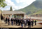  هنگام شکل گیری دسته‌ها، ابتدا علم و پرچم‌ ها را پیشاپیش دسته به حرکت درمی‌آورند و پشت سر آنان سینه زنان به صورت دایره وار به حرکت خود ادامه می‌دهند و پشت سر مردان، زنان و کودکان حرکت می‌کنند و اشعاری که از سوی مرثیه خوانان خوانده می‌شود، به طور هم صدا می‌خوانند. 