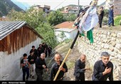 دسته به هر خانه‌ای که می‌رسند اگر اهالی آن خانه نذری داشته باشند، دستمال، روسری و یا شالی به علم می‌بندند و اسفند دود می‌کنند که به این کار علم بندان می‌گویند، هم چنین برخی از خانواده‌ها اگر نذر داشته باشند، به هنگام ورود علم گوسفند قربانی می‌کنند.