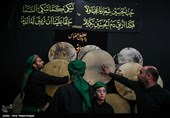 آئین سنتی مشعل گردانی نجفی‌های مقیم قم همه‌ ساله در شب هشتم، نهم و دهم محرم‌الحرام با راه‌اندازی دسته طبال و مشعل گردانی سنتی از مسجد نجفی‌های بازار عرب‌های گذر خان به حرکت در آمده و به سمت حرم مطهر حضرت فاطمه معصومه(س) می‌روند 