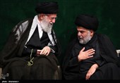 مقتدی صدر و رهبر معظم انقلاب در مراسم عزاداری شام غریبان حسینی در حسینیه امام خمینی(ره)