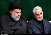 سرلشکر قاسم سلیمانی و مقتدی صدر در مراسم عزاداری شام غریبان حسینی در حسینیه امام خمینی(ره)