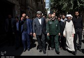  سردار محمدرضا یزدی فرمانده سپاه محمد رسول الله (ص) و  پیروز حناچی شهردار تهران در آئین نصب تمثال دو هزار شهید دفاع مقدس