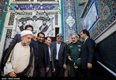  سردار محمدرضا یزدی فرمانده سپاه محمد رسول الله (ص) و  پیروز حناچی شهردار تهران در آئین نصب تمثال دو هزار شهید دفاع مقدس