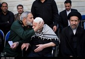 حجت‌الاسلام سید محمدحسن ابوترابی‌فرد امام جمعه موقت تهران ، پدر شهیدان عرب سرخی و  سردار محمدرضا یزدی فرمانده سپاه محمد رسول الله (ص)  در آئین نصب تمثال دو هزار شهید دفاع مقدس