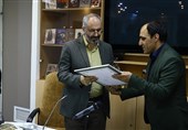 محسن مؤمنی‌شریف نشان درجه یک هنری گرفت